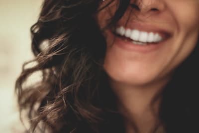 Portrait d'une femme souriante
