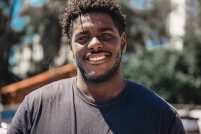 Portrait d'un homme souriant en extérieur