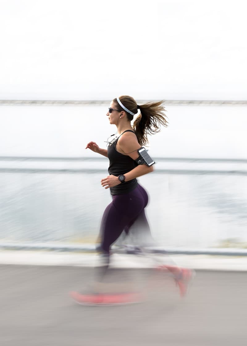 Jeune femme runneuse en tenue de sport, ambiance urbaine